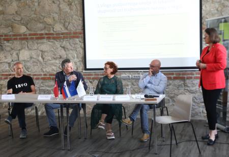 Okrogla miza Notranjsko primorske novice 17 Foto Ljubo Vukelič
